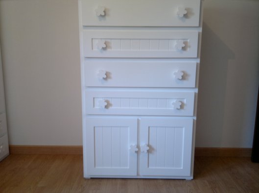 cómoda infantil dibujo rayado