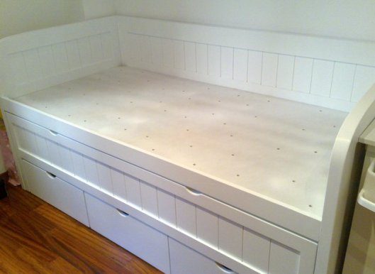 cama nido lacada en blanco dibujo rayado fresado.