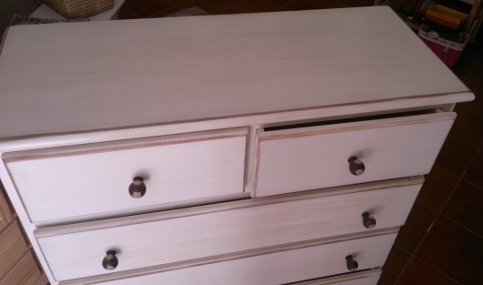 Cómoda blanco roto