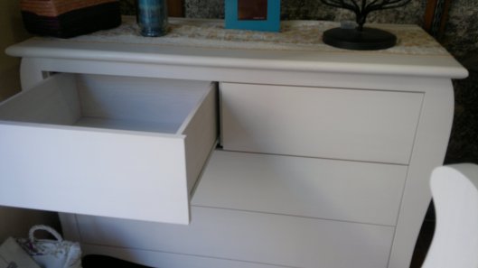 Cómoda cajón grande.
