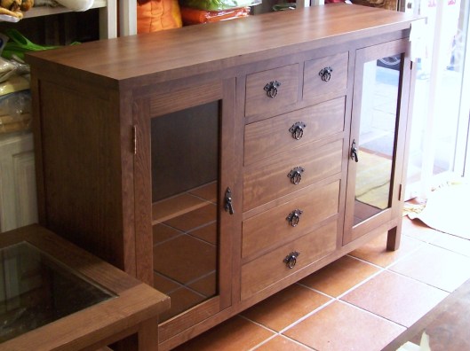 Aparador barnizado tono nogal