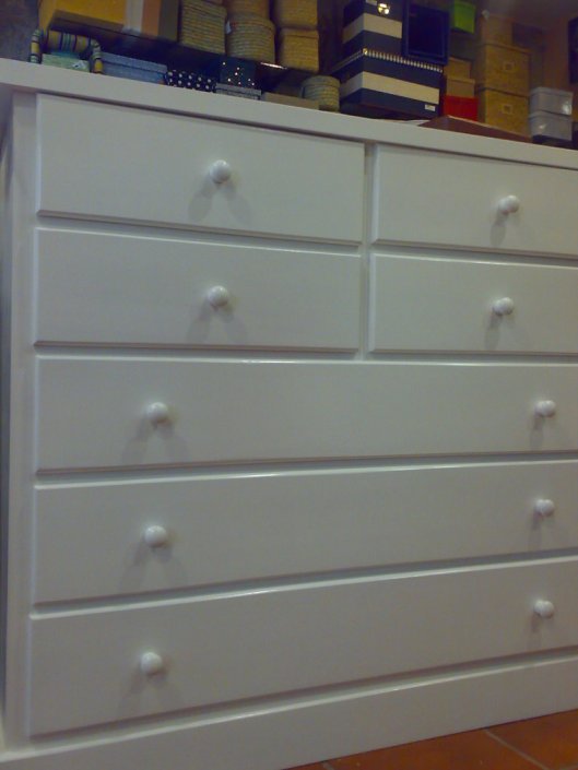 Cómoda blanca de grandes dimensiones