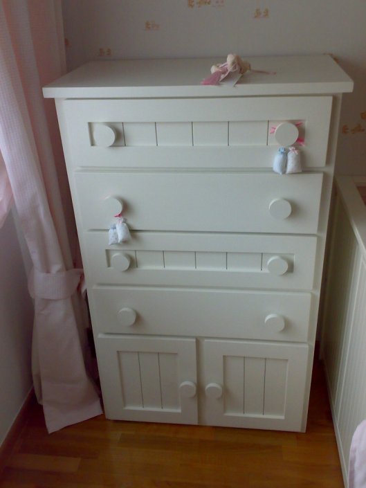 Cómoda alta con cajones y puertas color blanco