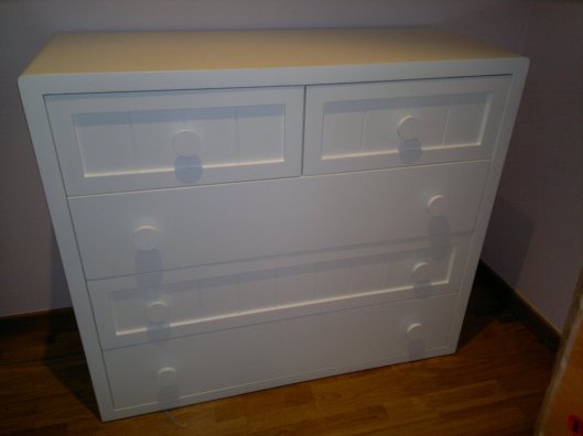 Cómoda color blanco con dibujo rayado