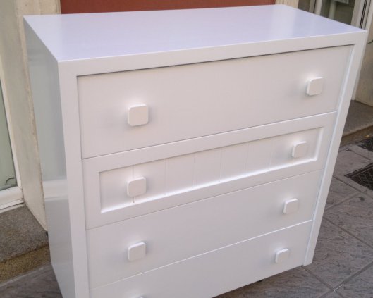 Cómoda lineas rectas color blanco