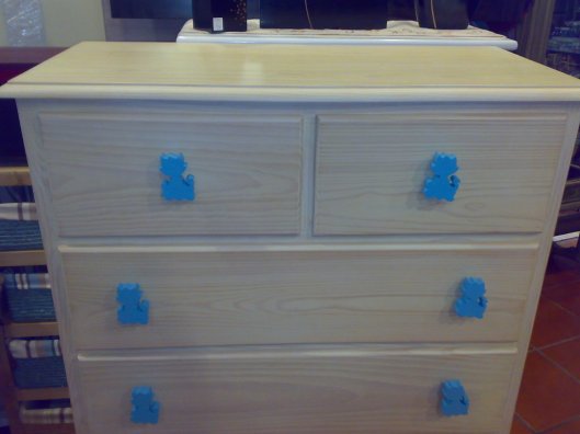 Cómoda blanco veta tirador azul