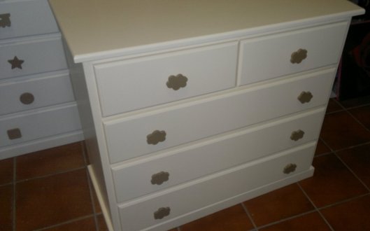 Cómoda color blanco y tiradores en color arena