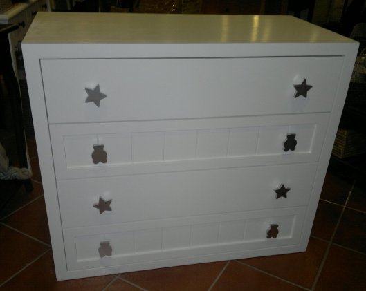 Cómoda infantil tirador plateado