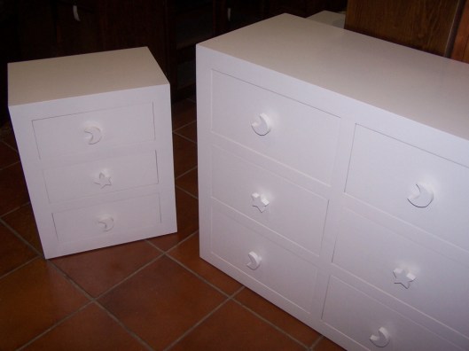 Cómoda y mesilla color blanco con tiradores infantiles