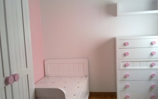 Habitación infantil blanca