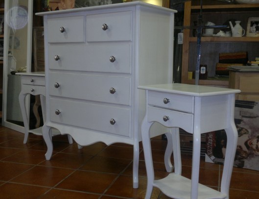 Cómoda y mesillas blanco rascado 