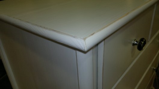 Detalle cómoda con bordes lijados