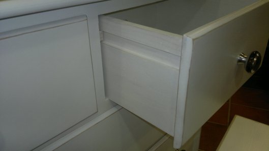 Detalle cajón cómoda blanca curva