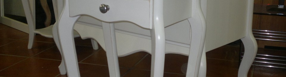 Cómoda y mesillas con pata curva