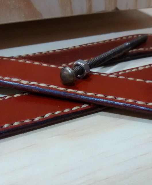 Asa de cuero fijado con tornillo