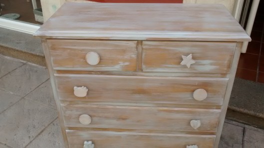 Cómoda acabado decapado envejecido