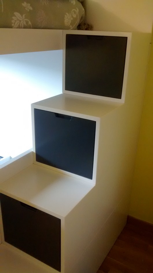 Escalera con cajones