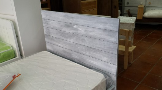 Cama completa, pintada en color azul con pátina blanca