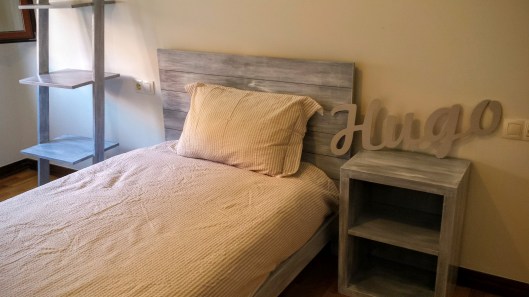 Habitación infantil , cama , mesilla, estantería y cómoda